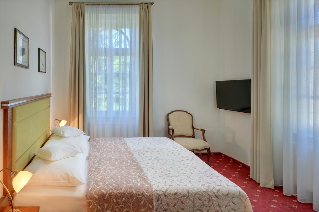 Gourmet Hotel Villa Patriot マリアーンスケー・ラーズニェ エクステリア 写真